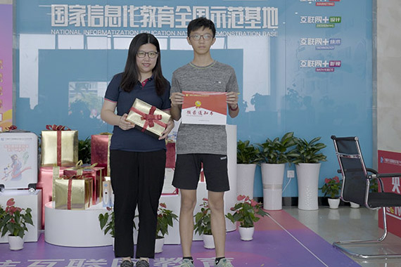 ���П�|���˸�ĸ��֧�֣�һ���܌W����Ӹ�����